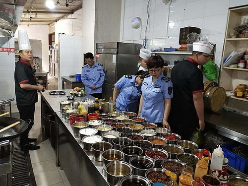 筑牢校園食品安全防線——縣食品藥品監(jiān)察大隊中高考期間專項檢查紀實